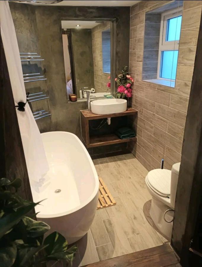 Room With Luxury Private Bathroom & Independent Entrance Near Tube Londyn Zewnętrze zdjęcie