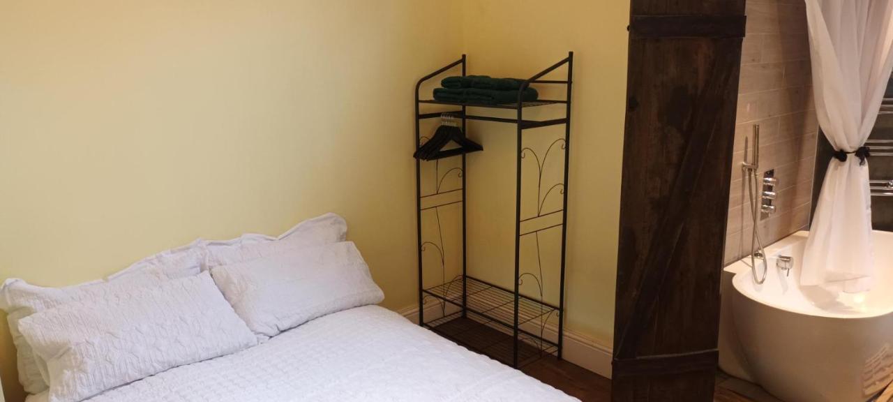 Room With Luxury Private Bathroom & Independent Entrance Near Tube Londyn Zewnętrze zdjęcie