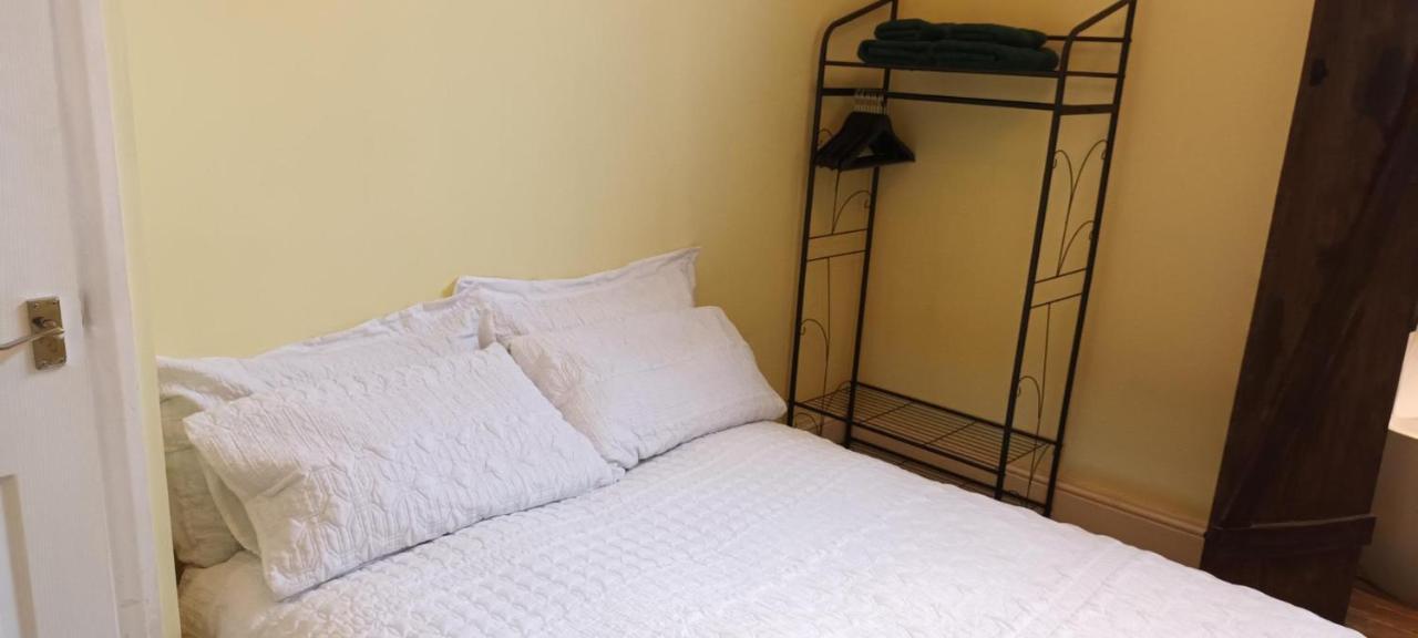 Room With Luxury Private Bathroom & Independent Entrance Near Tube Londyn Zewnętrze zdjęcie